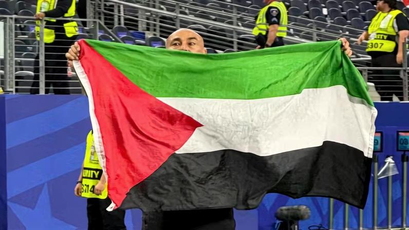 Técnico do Egito exibe bandeira da Palestina depois de classificação na Copa do Mundo — Foto: Marcelo Courrege