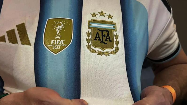 Brasileiro mostra torcida pela Argentina na Copa do Mundo