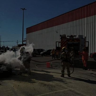 Incêndio atinge motor de carro e mobiliza bombeiros em Taguatinga