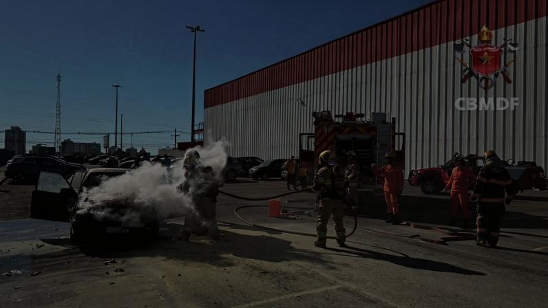 Bombeiros atendem incêndio em carro em Taguatinga