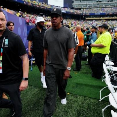 Vini Jr cumprimenta Jay-Z e DJ Khaled durante aquecimento