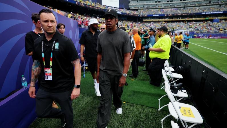 Vini Jr. cumprimenta Jay-Z durante aquecimento de Brasil e Noruega