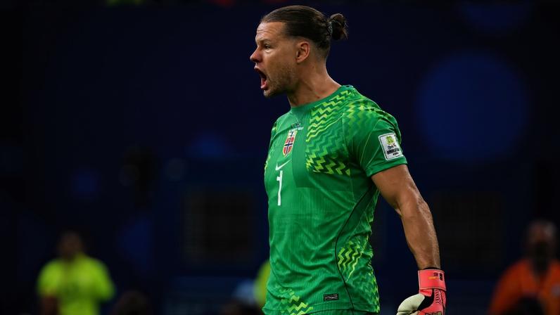 Goleiro norueguês, Orjan Nyland, comemora após defender pênalti do Brasil — Foto: AFP