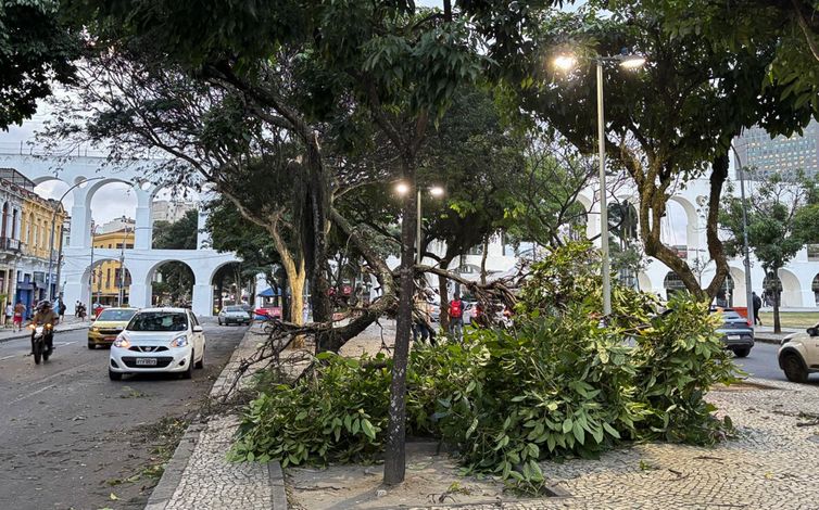 Sobe para seis o número de mortos após ventania no Rio