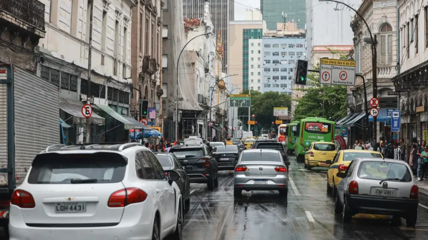 Adesivos eleitorais podem fazer motoristas ficar sem seguro do carro