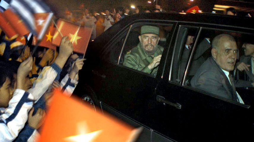 O presidente de Cuba, Fidel Castro, é saudado por jovens ao chegar a Hanói, no Vietnã, em fevereiro de 2003 (Ahmed Velazquez/AFP)