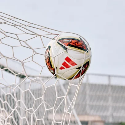 Nova bola da Bundesliga assusta goleiros e anima atacantes na Alemanha