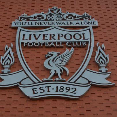 Consórcio com Jeff Bezos e Eduardo Saverin compra 30% do Liverpool
