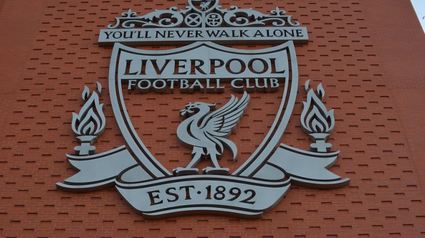 Consórcio com Jeff Bezos e Eduardo Saverin compra 30% do Liverpool
