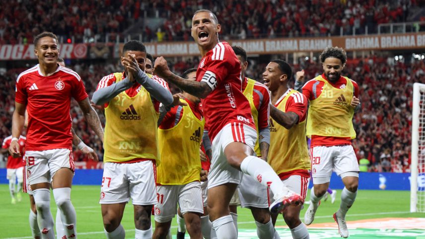 Internacional encerra jejum de cinco jogos e vence Corinthians na Copa do Brasil