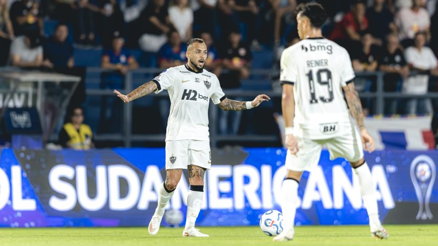 Cuello aproveita falha de Cleiton, e Atlético-MG vence o Bragantino