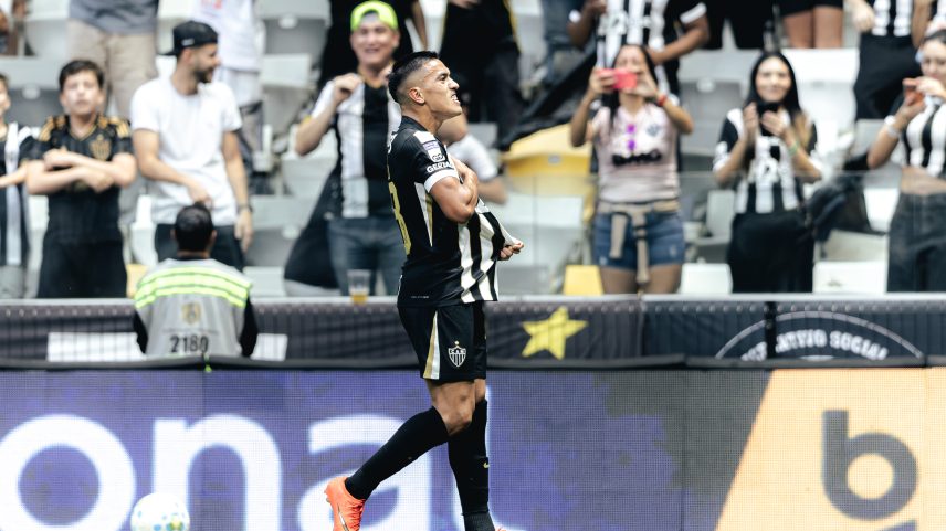 Cuello brilha, Atlético-MG atropela o Grêmio e chega a nove jogos invicto