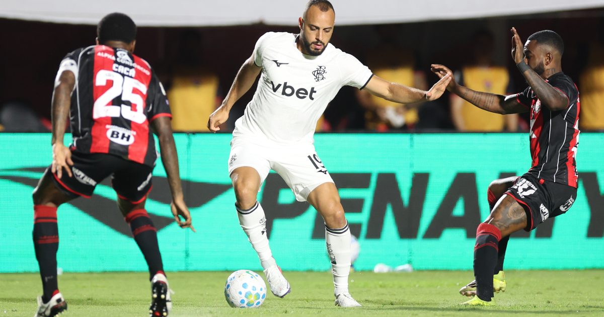 Matheuzinho decide, Vitória bate o Botafogo e volta a vencer no Brasileirão