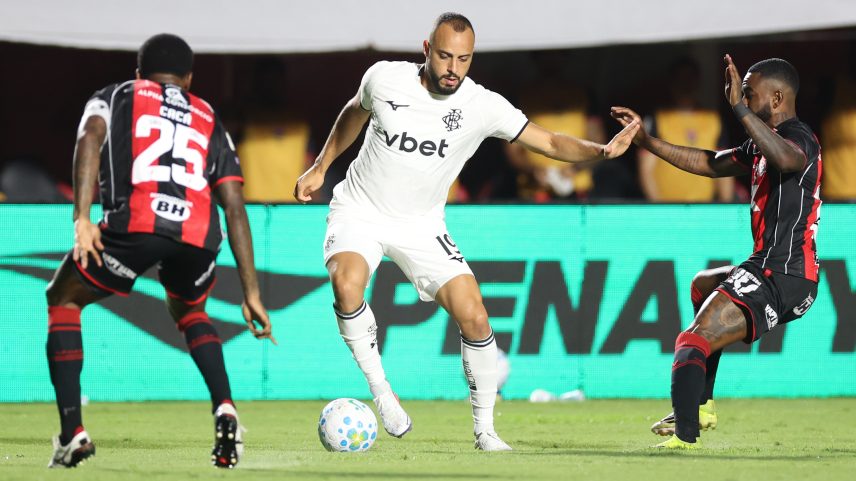 Matheuzinho decide, Vitória bate o Botafogo e volta a vencer no Brasileirão