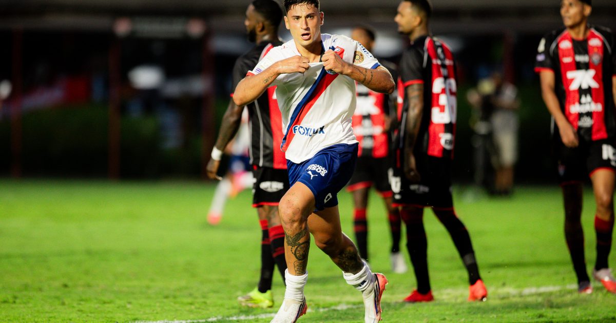 Bahia quebra tabu histórico e cala o Vitória em clássico no Barradão