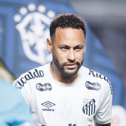Por que Neymar não joga no gramado sintético?