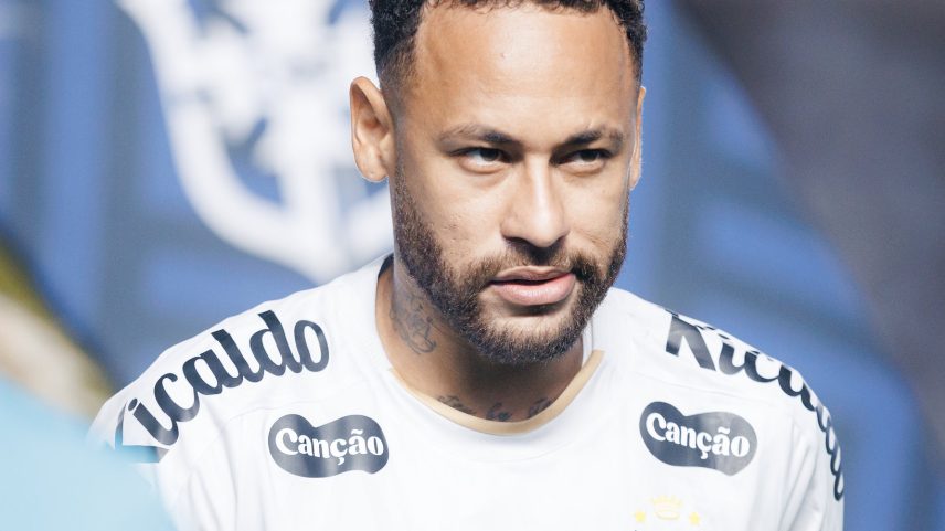 Por que Neymar não joga no gramado sintético?