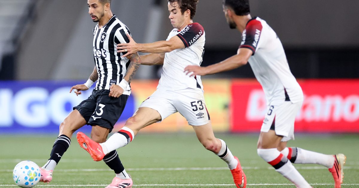 Viveros marca duas vezes, Athletico vence Botafogo e cola no Flamengo