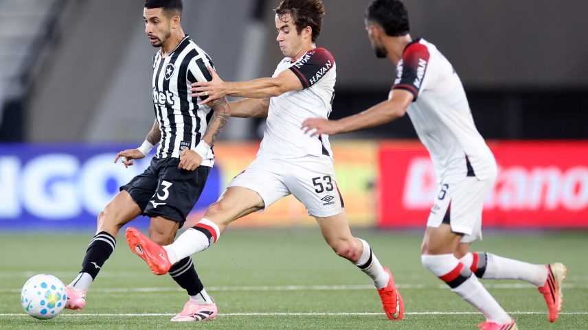Viveros marca duas vezes, Athletico vence Botafogo e cola no Flamengo