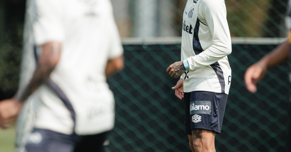 Neymar é relacionado pelo Santos para clássico contra o Corinthians