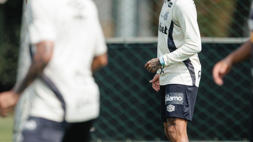 Neymar é relacionado pelo Santos para clássico contra o Corinthians