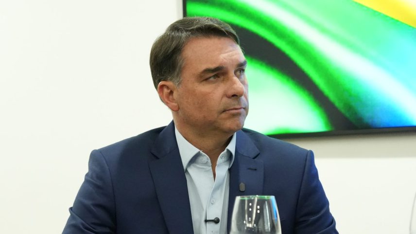 TSE suspende propaganda de Lula sobre “currículo” de Flávio Bolsonaro