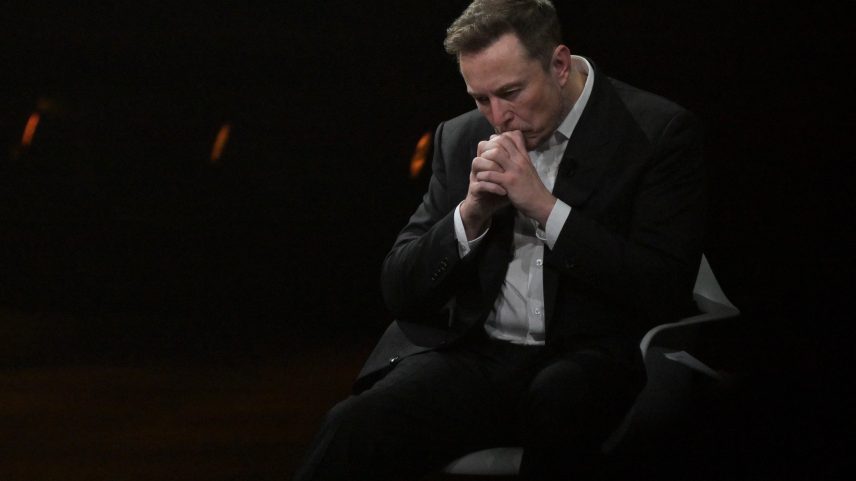 Elon Musk: quase R$ 2 trilhões a menos, mas ainda o mais rico do mundo