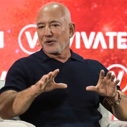 Jeff Bezos pode virar dono de 30% do Liverpool; brasileiro participa do negócio