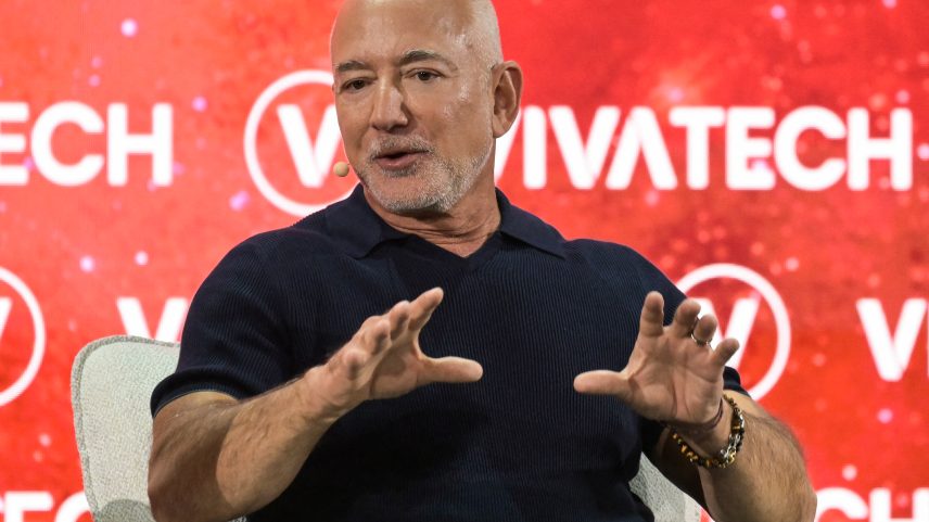 Jeff Bezos pode virar dono de 30% do Liverpool; brasileiro participa do negócio