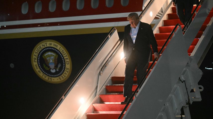 Operação secreta com Trump em avião gera questionamentos nos EUA