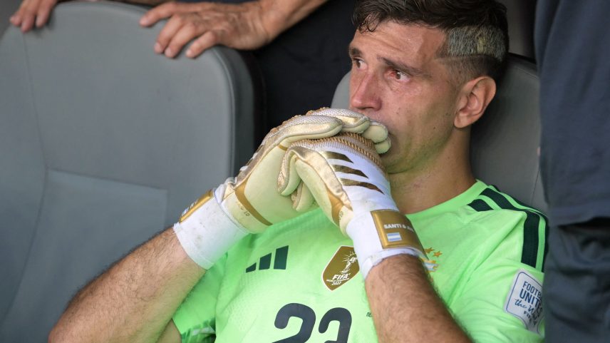 Chelsea acerta contratação de Dibu Martínez, diz imprensa inglesa