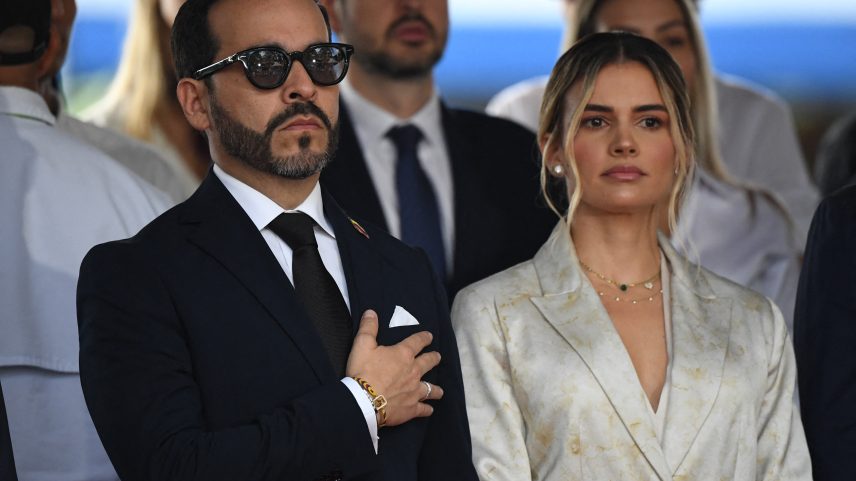 Abelardo de la Espriella, de terno escuro e óculos escuros, ao lado da esposa Ana Lucia Pineda, de blazer claro, durante desfile militar em Medellín, Colômbia.