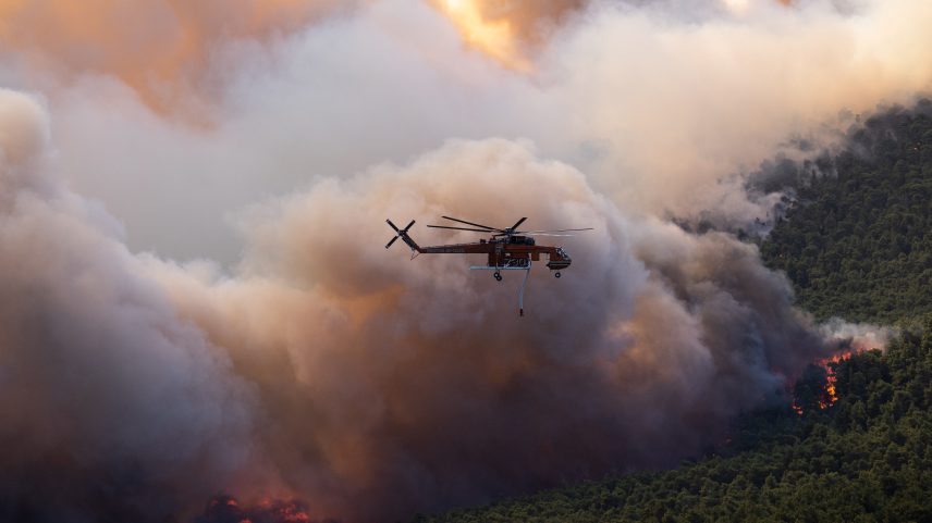 Dois helicópteros de combate a incêndio colidem na Grécia