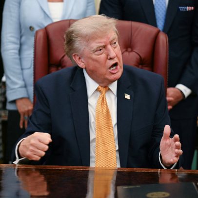 Trump amplia ofensiva contra Tribunal Penal e sanciona presidente