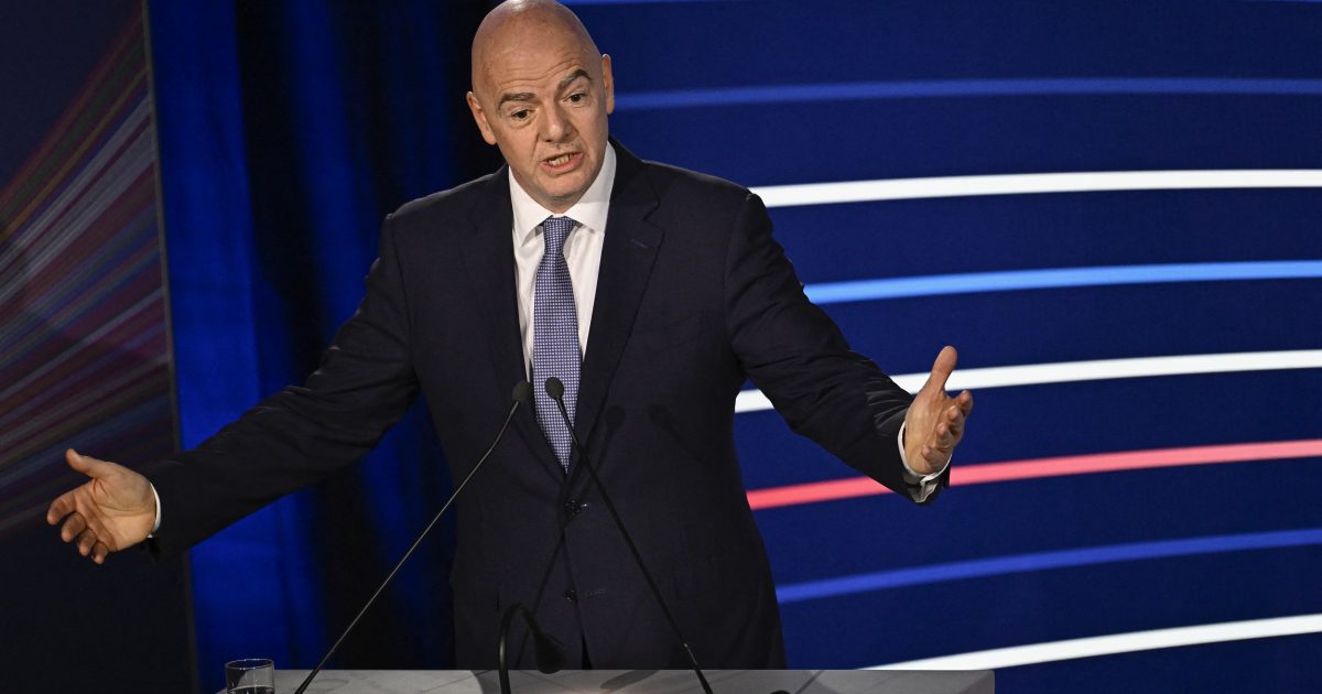 UEFA prepara denúncia criminal contra Infantino