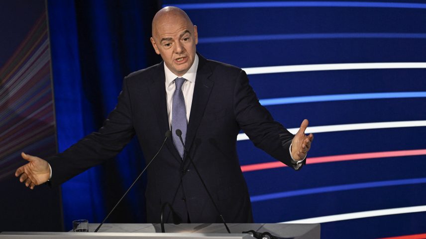 UEFA prepara denúncia criminal contra Infantino