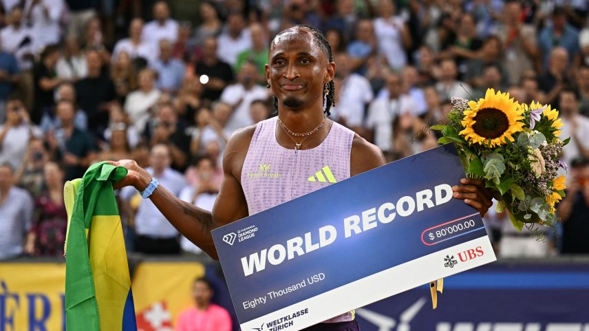 Alison dos Santos bate recorde mundial nos 400m com barreiras