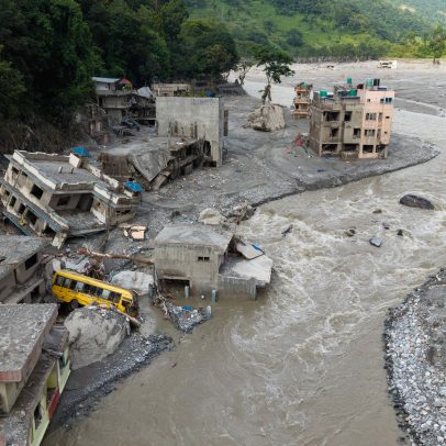 Número de mortos em enchentes no Nepal e na China chega a 800