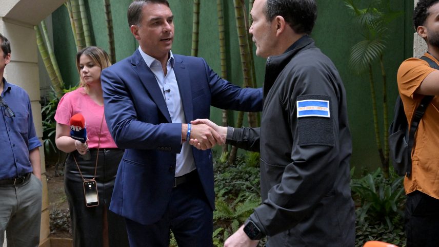 O senador Flávio Bolsonaro e o ministro da Justiça e Segurança Pública de El Salvador, Gustavo Villatoro, apertam as mãos antes de uma coletiva de imprensa em São Paulo | Foto: Nelson Almeida/AFP