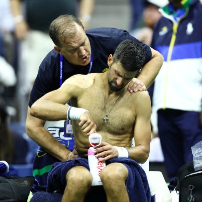 Djokovic passa mal e cai na estreia do US Open pela 1ª vez na carreira
