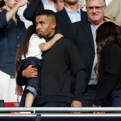 Gabriel Jesus acompanha jogo do Barça antes de ser anunciado pelo clube