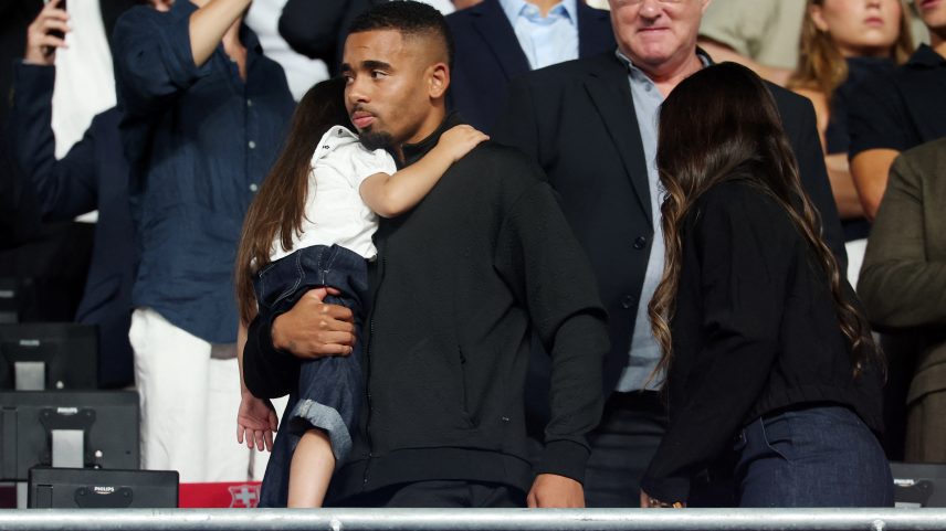 Gabriel Jesus acompanha jogo do Barça antes de ser anunciado pelo clube