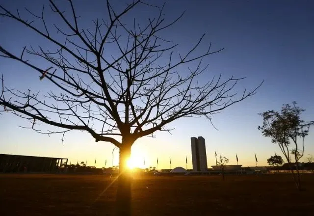 INMET emite alerta de umidade abaixo de 20% em 11 estados; veja quais