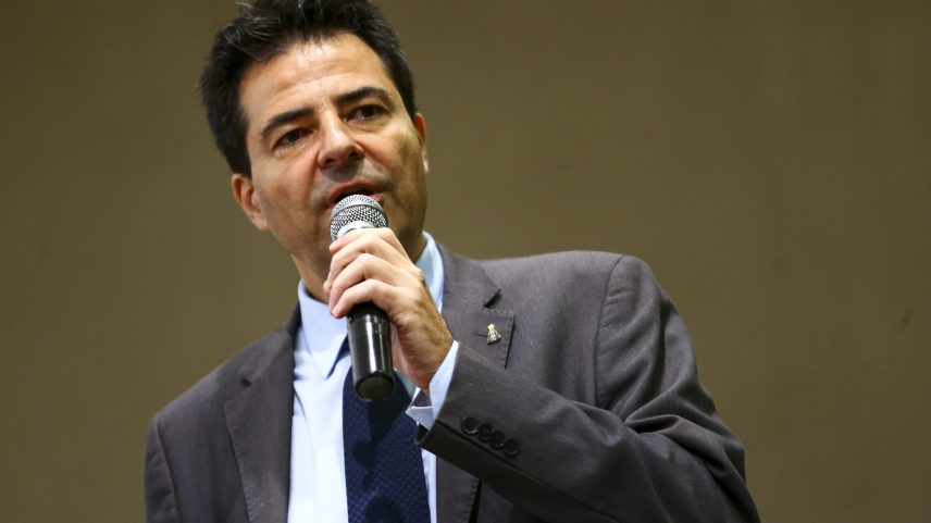 Flávio Bolsonaro anuncia Sachsida na equipe econômica da campanha