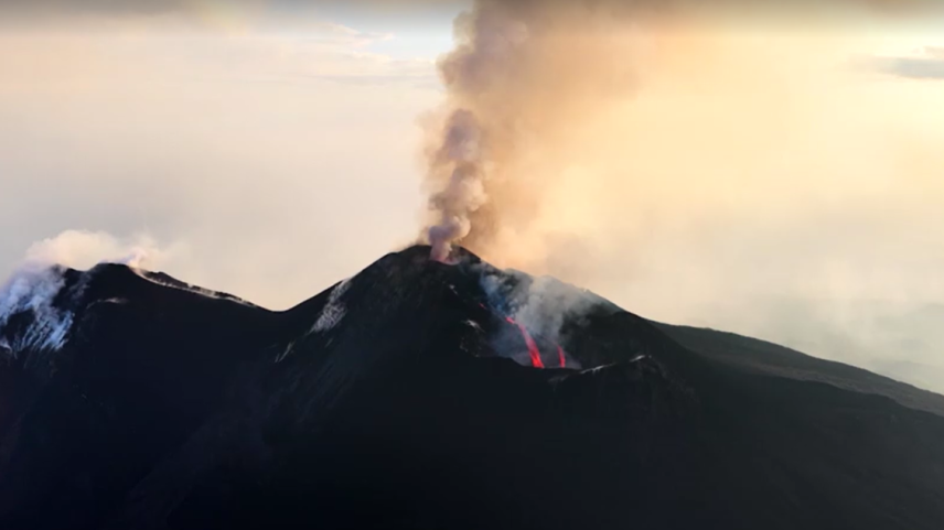 Cinzas do Etna prolongam fechamento de aeroporto na Itália