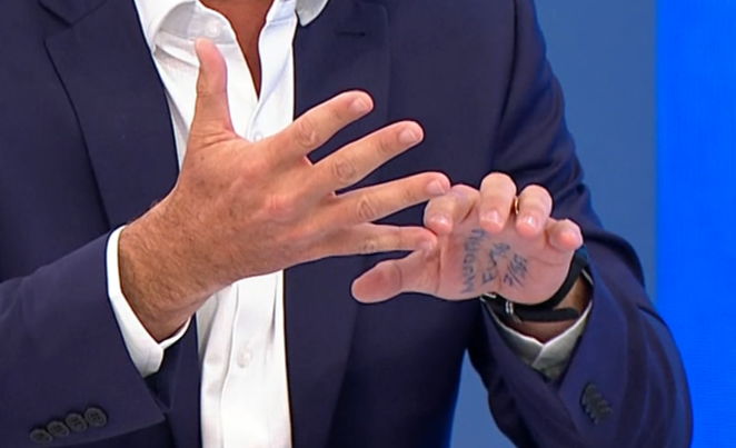 Flávio colocou "cola" na mão