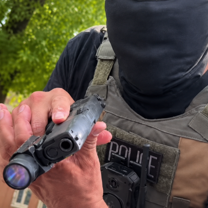 Agente do ICE aponta arma para cidadã americana em abordagem nos EUA