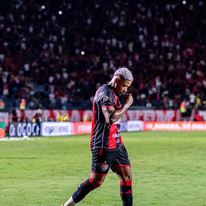 Influenciador pendura camisa do Bahia na porta de jogador do Vitória