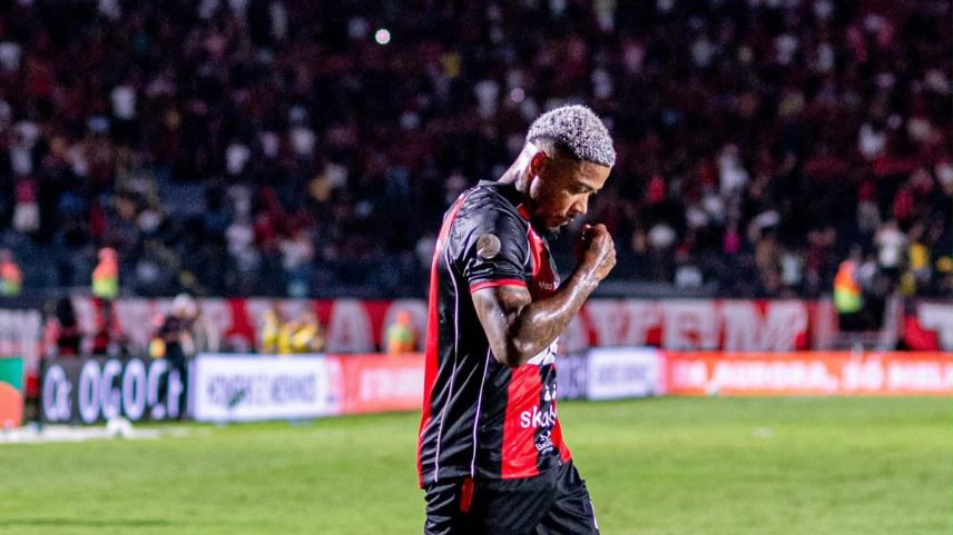 Influenciador pendura camisa do Bahia na porta de jogador do Vitória