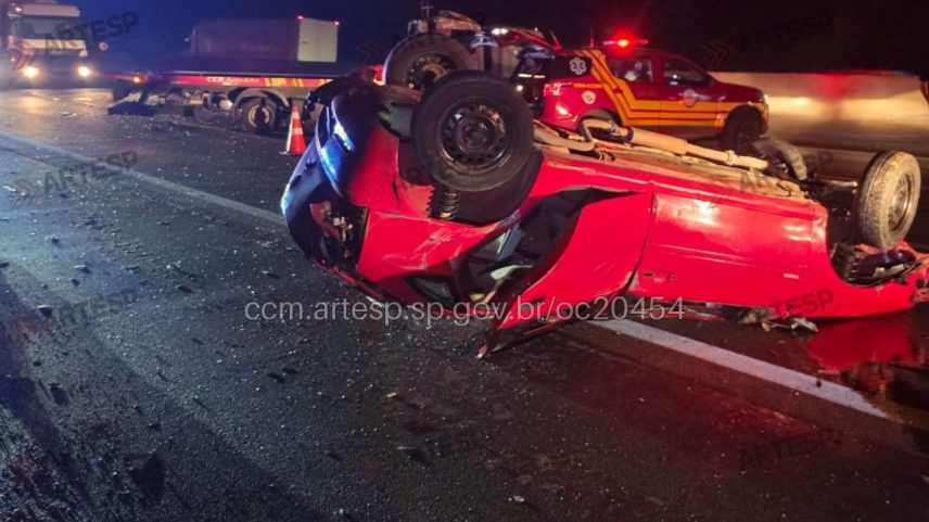 Acidente com cinco veículos deixa 2 mortos e 5 feridos em rodovia de SP
